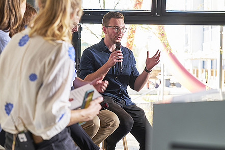 Raphael Reimann diskutiert im Panel